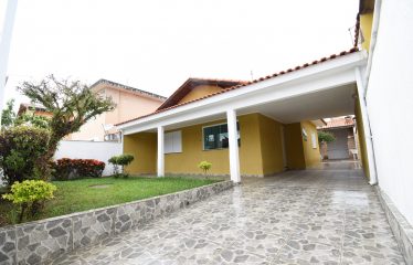 Casa Térrea com edícula à venda em Peruíbe.