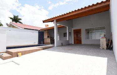 Casa nova com piscina à venda em Peruíbe.