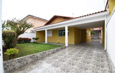 Casa Térrea com edícula à venda em Peruíbe.