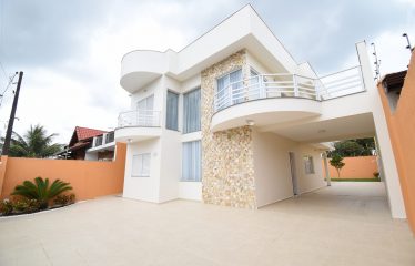 Casa com piscina e vista para o Mar à venda em Peruíbe.