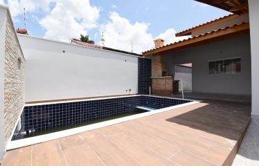 Casa nova com piscina à venda em Peruíbe.