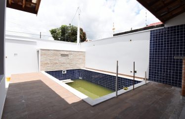 Casa nova com piscina à venda em Peruíbe.