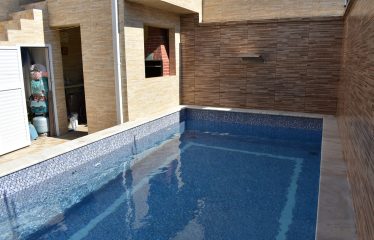 Casa com 3(três) Quartos e Piscina a venda em Peruíbe