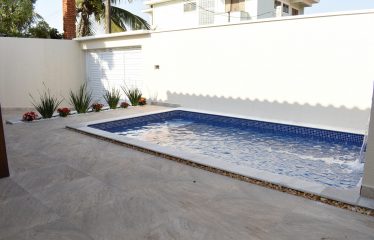 Casa com Piscina e Edícula muito próximo da Praia a venda em Peruíbe