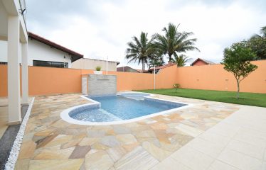 Casa com piscina e vista para o Mar à venda em Peruíbe.