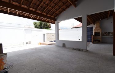 Casa nova com piscina à venda em Peruíbe.