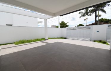 Casa Nova com Piscina à venda em Peruíbe.