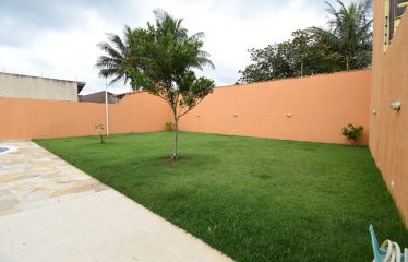 Casa com piscina e vista para o Mar à venda em Peruíbe.