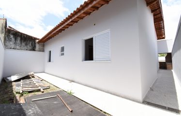 Casa nova com piscina à venda em Peruíbe.