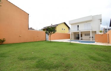 Casa com piscina e vista para o Mar à venda em Peruíbe.