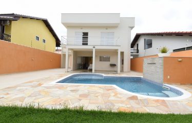 Casa com piscina e vista para o Mar à venda em Peruíbe.