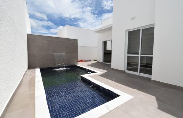 Casa Nova com Piscina à venda em Peruíbe.