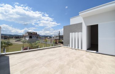 Sobrado Novo com Piscina em Condomínio a venda em Peruíbe