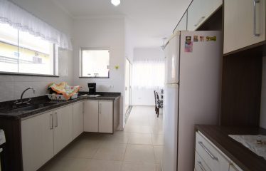 Casa com piscina e vista para o Mar à venda em Peruíbe.