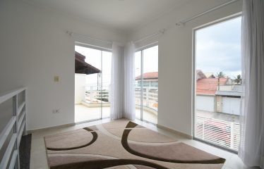 Casa com piscina e vista para o Mar à venda em Peruíbe.