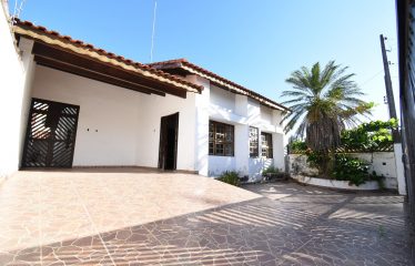 Casa muito próxima da praia e de toda Rede Comercial a venda em Peruíbe