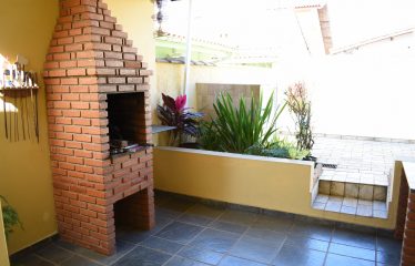 Casa c/ Piscina e Mobiliada à venda no Bairro Jardim Imperador em Peruíbe.