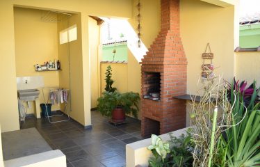 Casa c/ Piscina e Mobiliada à venda no Bairro Jardim Imperador em Peruíbe.