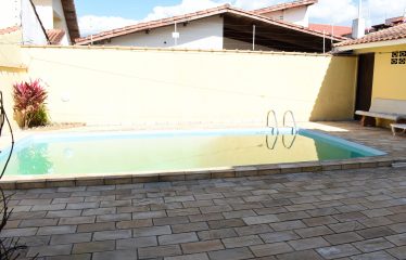 Casa c/ Piscina e Mobiliada à venda no Bairro Jardim Imperador em Peruíbe.