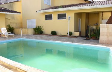 Casa c/ Piscina e Mobiliada à venda no Bairro Jardim Imperador em Peruíbe.