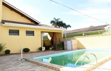 Casa c/ Piscina e Mobiliada à venda no Bairro Jardim Imperador em Peruíbe.