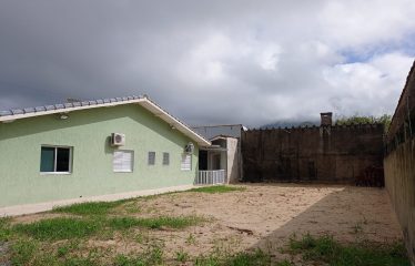 Otima casa a poucos metros da areia da praia – Guaraú