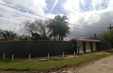 Otima casa a poucos metros da areia da praia – Guaraú